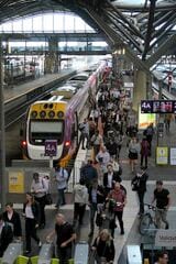 「ロードシティ」車両は朝夕は通勤列車としても活躍（筆者撮影）