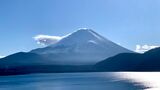 本栖湖からのぞむ富士山（写真：筆者撮影）
