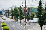 東八道路沿いに建つ三鷹天命反転住宅。この地に建って20年を迎える（写真　撮影：加藤健、提供：荒川修作＋マドリン・ギンズ東京事務所） © 2005 Reversible Destiny Foundation. Reproduced with permission of the Reversible Destiny Foundation.