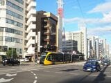 車と並走するLRT＝2023年8月26日（記者撮影）