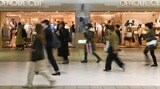 店舗の前を行き交う人々
