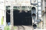ホーム西端から見た奈良線のトンネル（記者撮影）