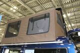 東京キャンピングカーショー2022に出展されていたスマイルファクトリーの「オフタイムトラベラー2ポップアップルーフ」（筆者撮影）