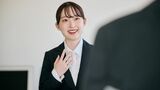 就職活動で面接を受ける女子学生