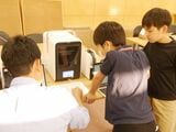 子どもたちが触っているのは3Dプリンター。作りたいものをパソコン内でモデリングしてデータを送り作成する。子どもたちの「○○を作ってみたい」を形にできる。ラボ室にはほかにもレーザーカッターなどもある（写真：放課後NPOアフタースクール）
