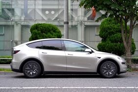 6人乗りになったテスラ｢モデルY L｣実質約600万円～は家族向けEVの新たな選択肢になりうるか？