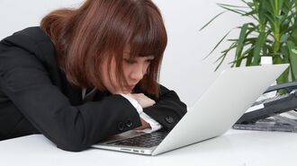 元気のないビジネスパーソンの女性