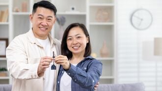 家の鍵を持つ若い夫婦