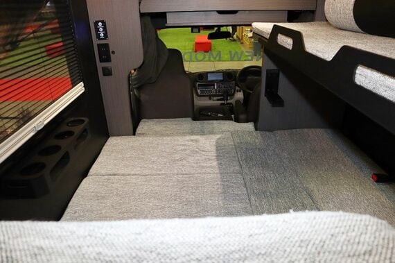 マットをセットしたフロアベッド