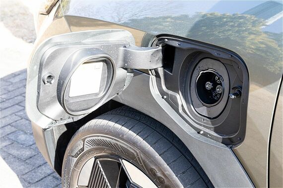 eビターラの充電ポート。運転席側に普通充電ポート、助手席側に急速充電ポートを配置