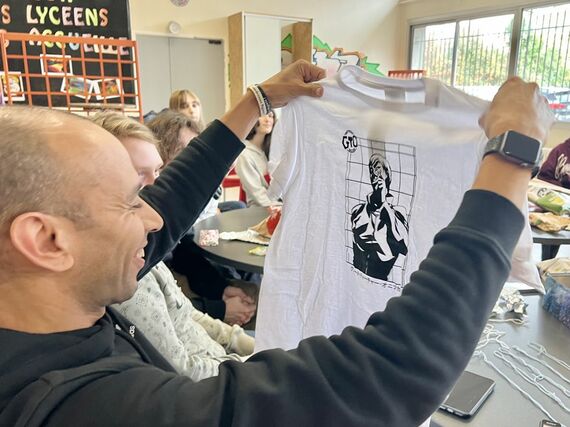 Tシャツを広げるカリムさん