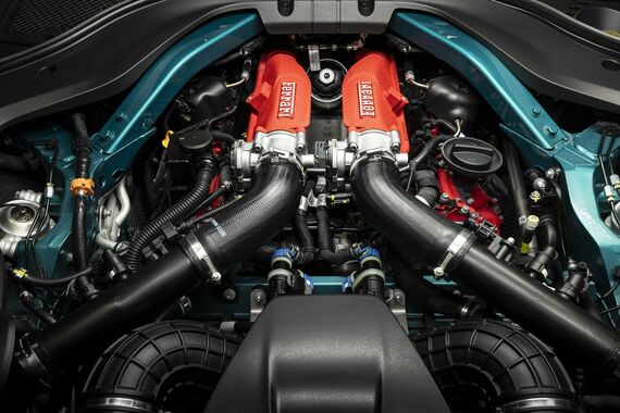 クルマ好きには眼福といえる赤いカムカバーをもつV8エンジン（写真：Ferrari）