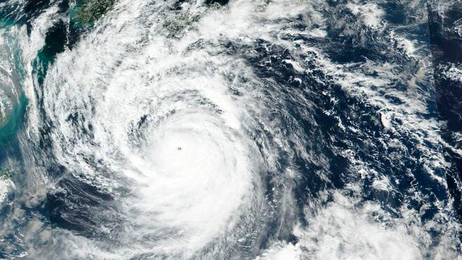 台風の眼に入った気象学者｢台風は空に浮かぶCD｣