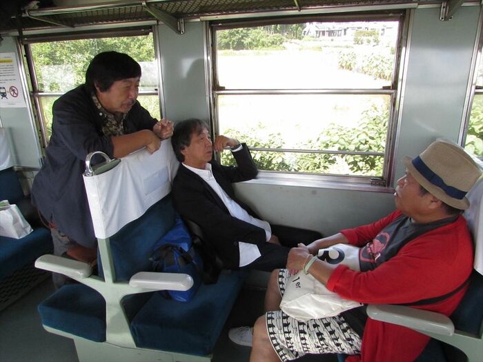 筆者と鉄道ファンの漫画家らが200形に試乗した際の様子