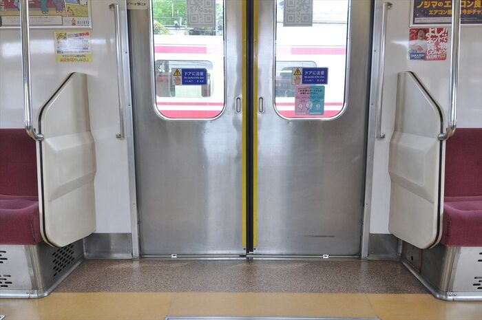 車端部（左）側はドアと袖仕切りとの間の