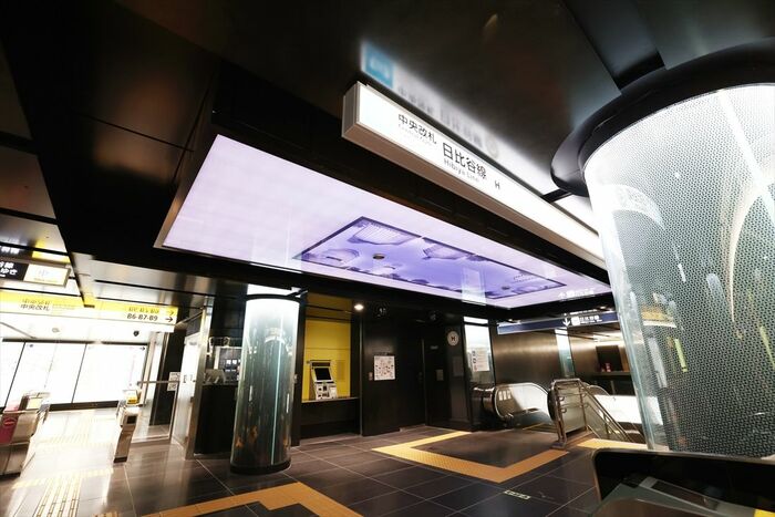 シルバーホワイトが基調の日比谷線改札