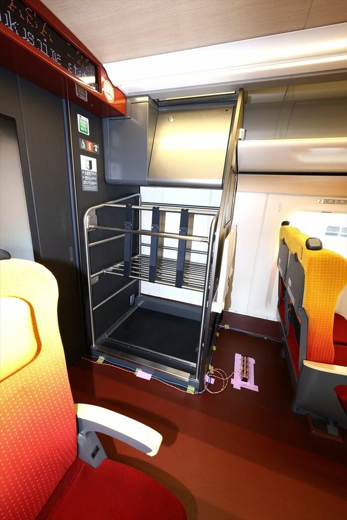 車端部にある荷物置き場