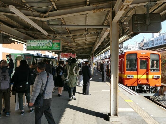 亀戸駅のホームに並んだ
