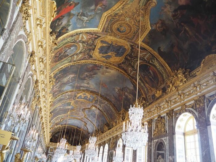 絢爛豪華な鏡の間。装飾はもちろん、光の反射が美しい