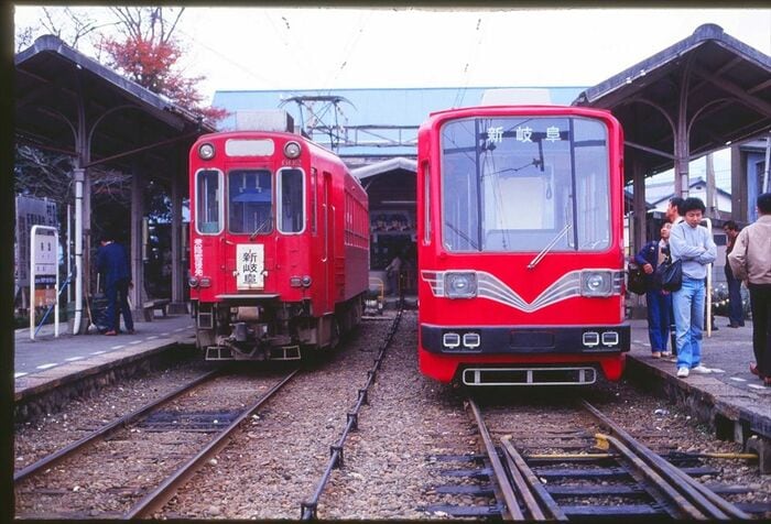 美濃町線美濃駅に停まるモ600形（左）とモ880形