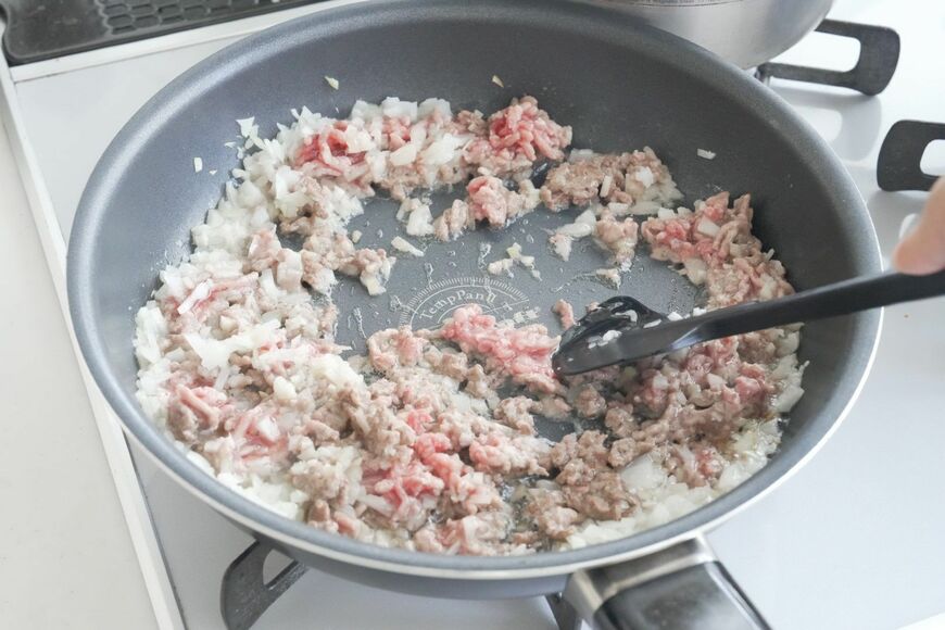 ひき肉を炒める