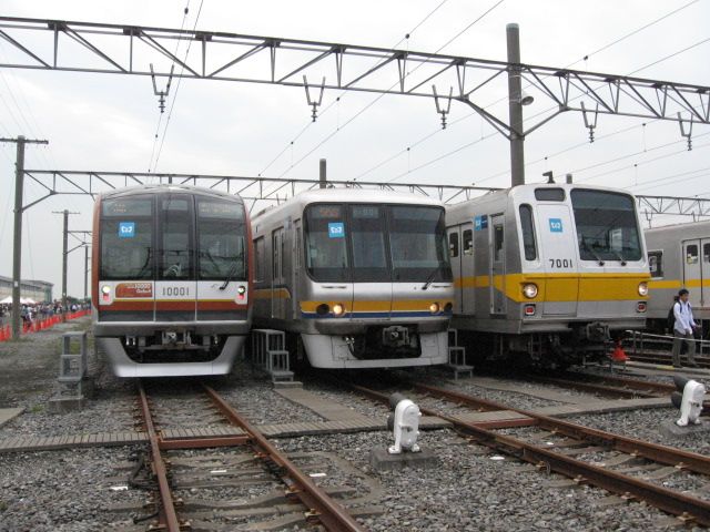 右側が7000系。登場時はゴールドのラインだった。左は10000系、中央は07系（筆者撮影）