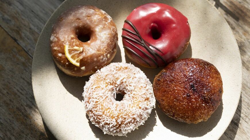 東京・池袋の「ラシーヌブレッドアンドサラダ」では、常時20〜25種類のドーナツを販売している。一番人気は左上の「フジカワレモン」（撮影：今井 康一）この記事の画像を見る(◯枚)