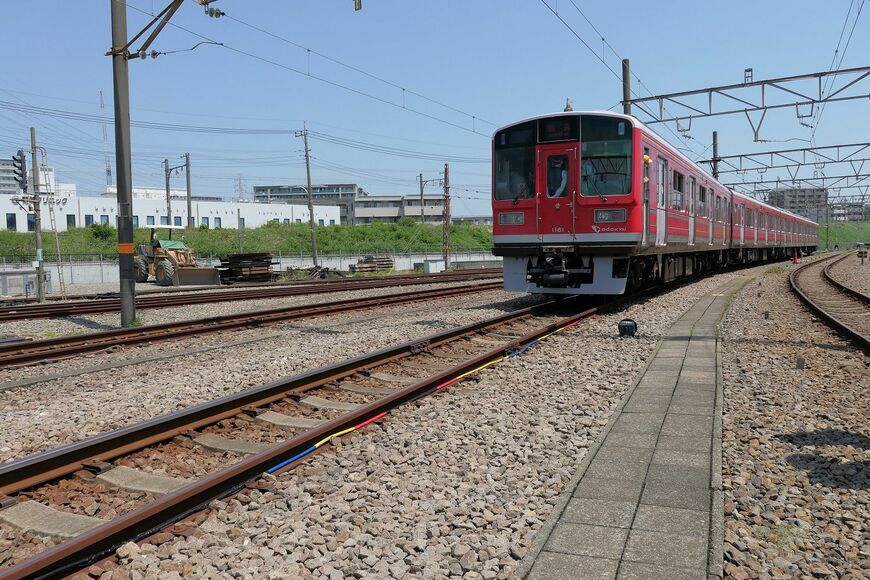 奥の青で一度停止。手前の青が連結位置。それ以上進むと衝突を意味するためゼロ点（記者撮影）