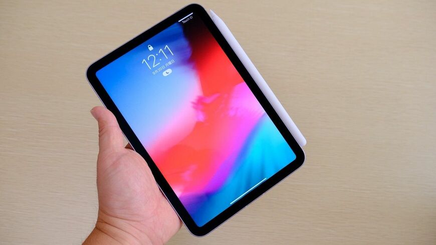 完全に新しいデザインとなった8.3インチディスプレーを備えるiPad mini。Apple Pencilを本体側面にくっつけて充電できる（筆者撮影）