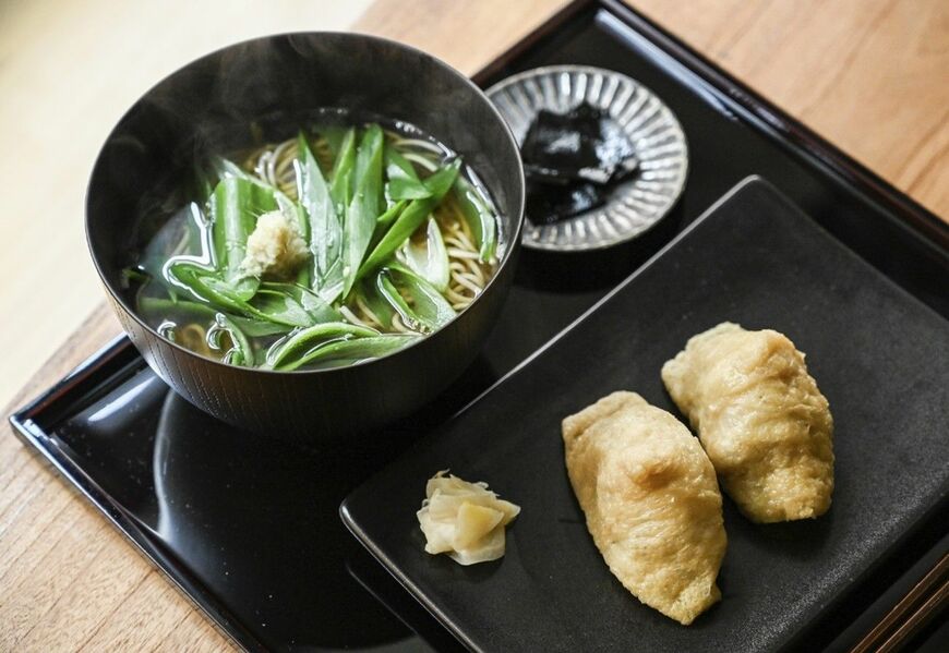 釣狐-大阪国際空港（伊丹空港）店の九条ねぎ蕎麦定食 1300円（税込）（写真：美十提供）