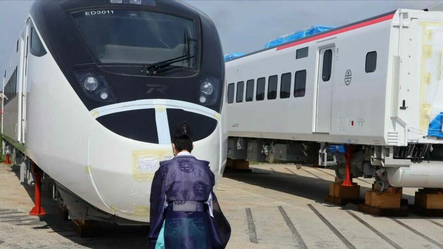 日立笠戸製作所で行った台湾鉄路向けの新型車両EMU3000の安全祈願式典。地元下松市の降松神社の神主が運行の安全を願った（写真：台湾鉄路管理局）