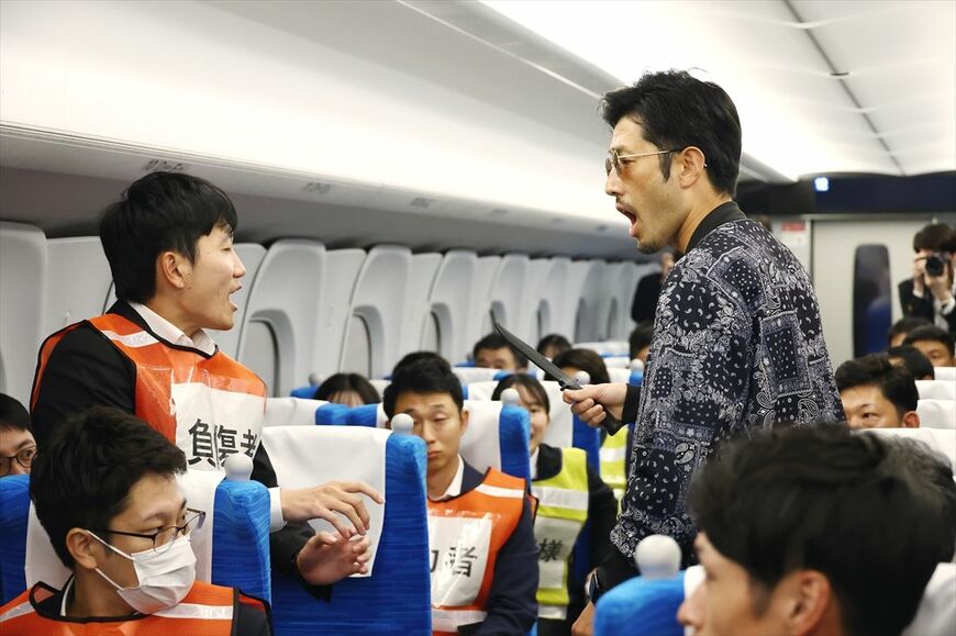 東海道新幹線の異常時対策訓練。車内で不審者がナイフを振り回す（撮影：尾形文繁）
