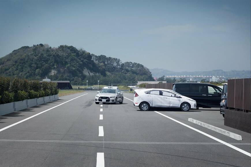後退してくる車を避けようとしたら（写真：日産自動車）