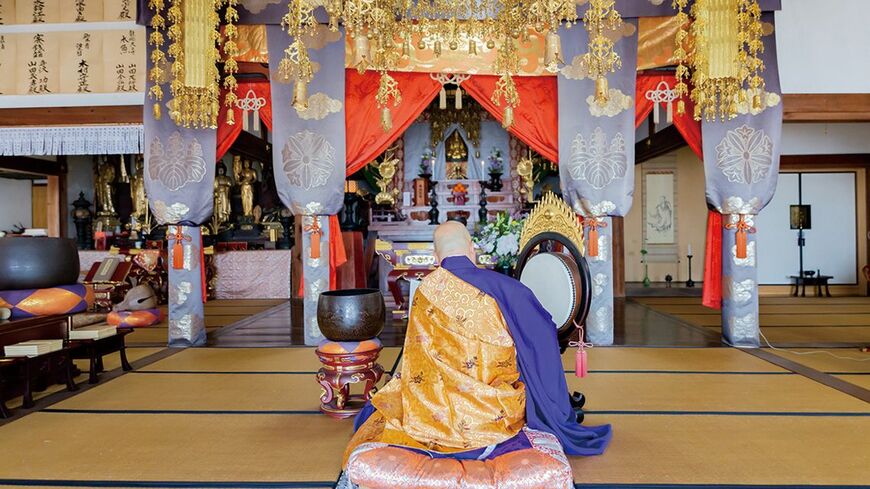 お経を読む僧侶