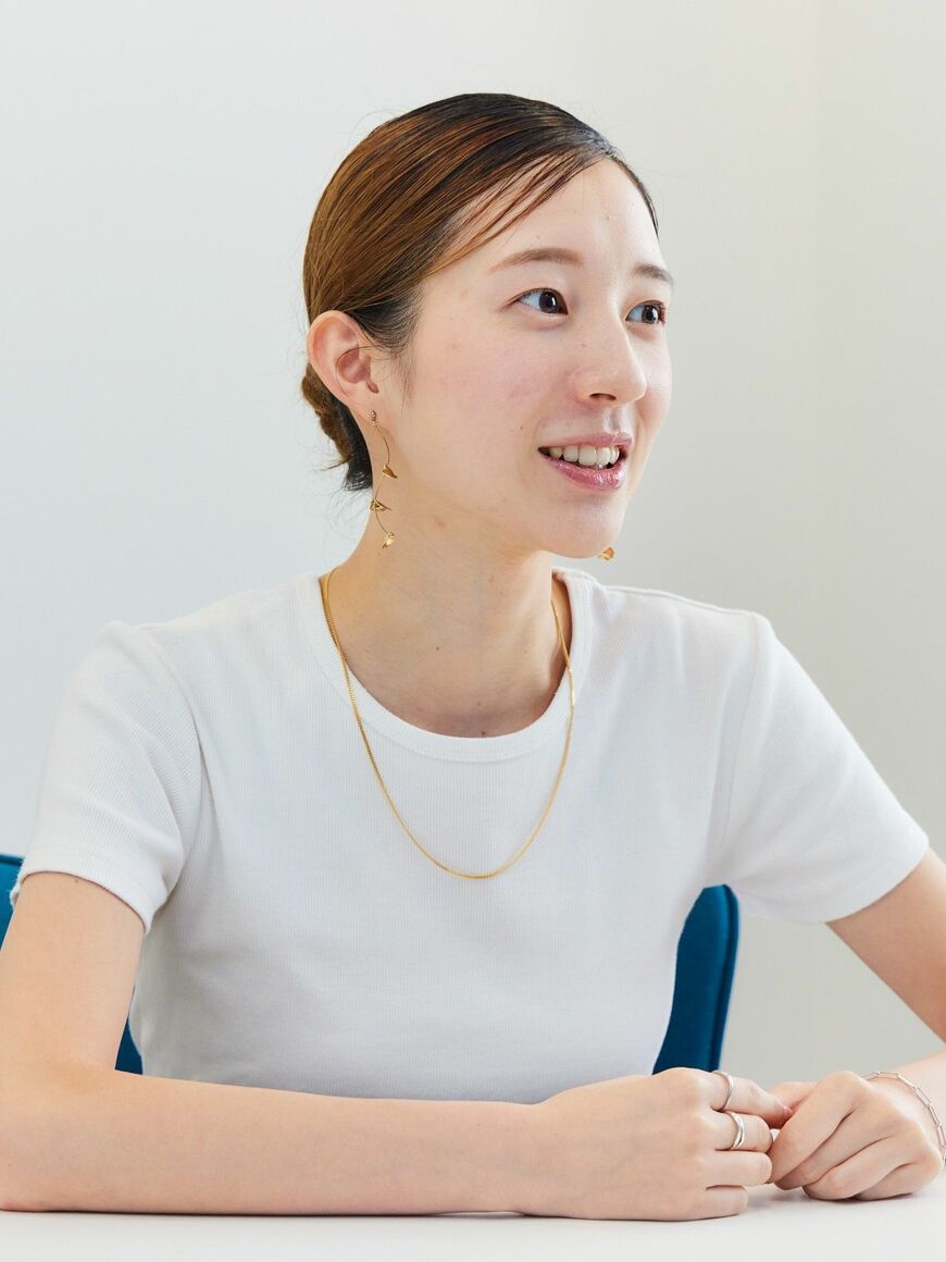 阿南美咲（あなん・みさき）：株式会社キュービック 人事（組織開発・人材育成）。2018年3月明治大学情報コミュニケーション学部卒業。2015年5月に学生インターンとしてキュービックに入社。Webマーケターと人事を経験、2018年4月新卒一期生として同社に正社員入社、翌年2月に退職。PR会社にイベント制作プロデューサーとして転職、その後、エシカルビジネスを展開する企業へ転職。2022年12月再びキュービックに入社。現在は学生インターン採用と育成に従事している（写真：谷川真紀子）