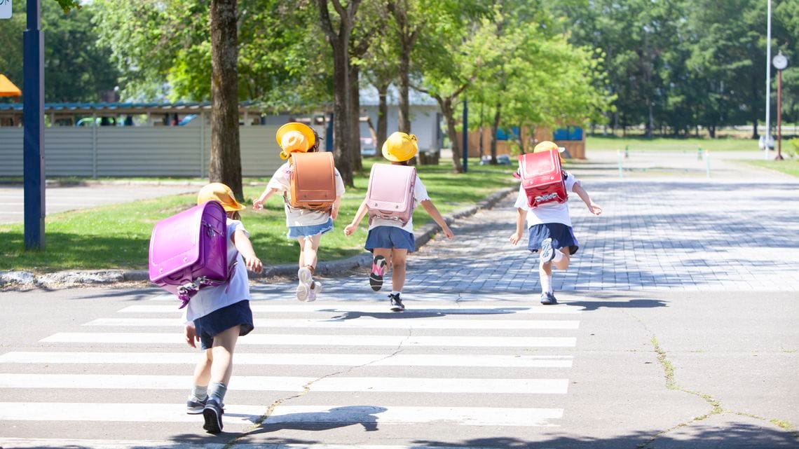 横断歩道を渡る小学生たち
