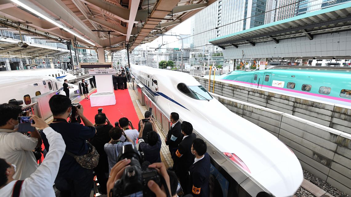 東京駅で行われた「N700S」の出発式の様子