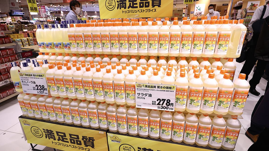 イオンの売り場。PBトップバリュの食用油