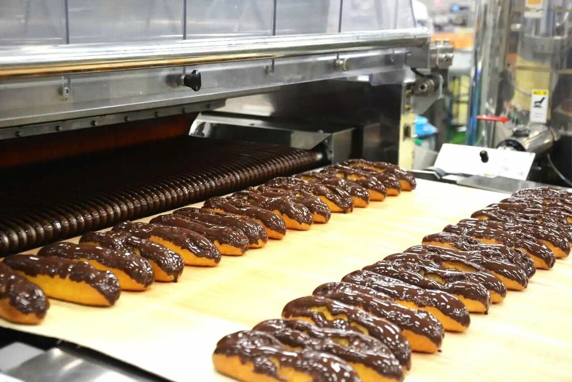 エンローバーにてチョコがけされたエクレア（提供画像）