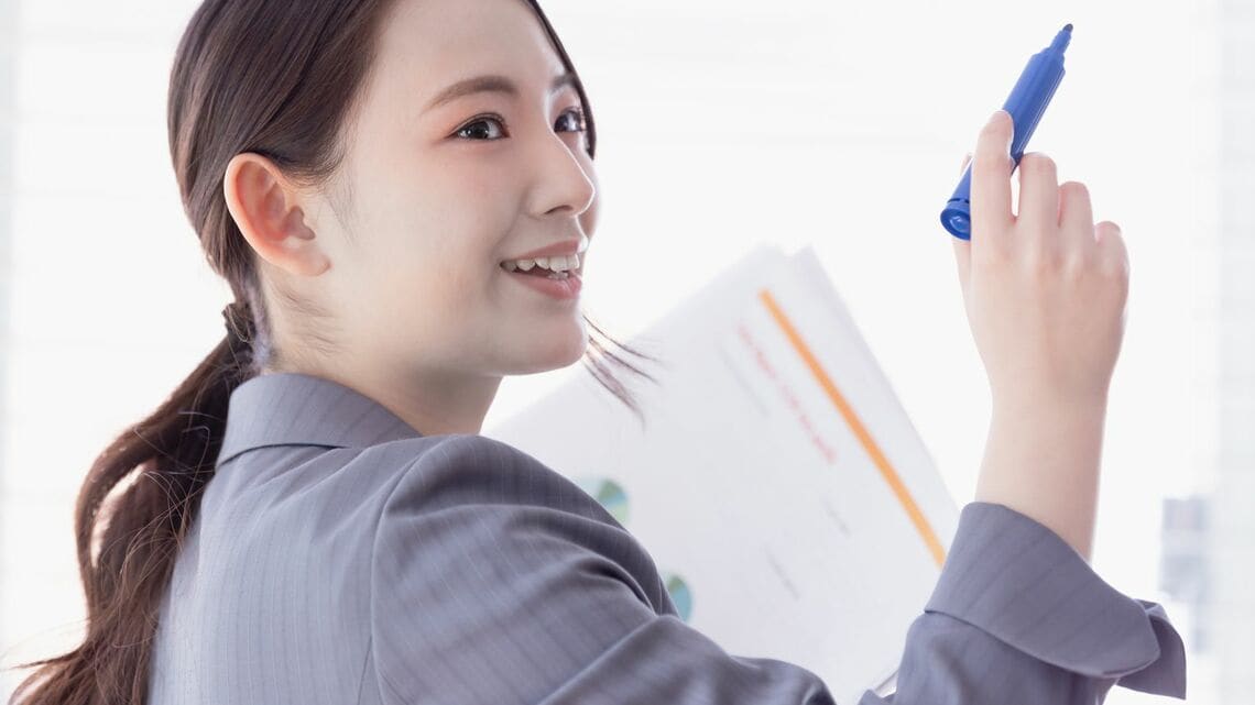 いつも大事な書類をなくしがち……ということに心当たりが……（写真：アン・デオール／PIXTA）