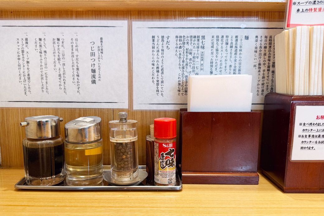 卓上調味料のまわりにあるポップ