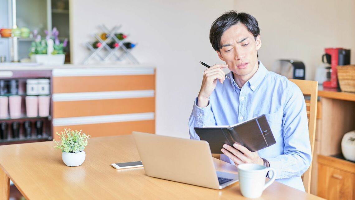 スケジュールに悩む男性
