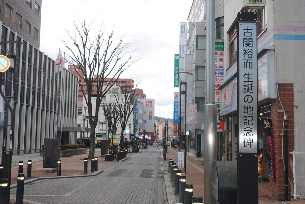 レンガ通り（古関裕而ストリート）の古関裕而生誕の地記念碑