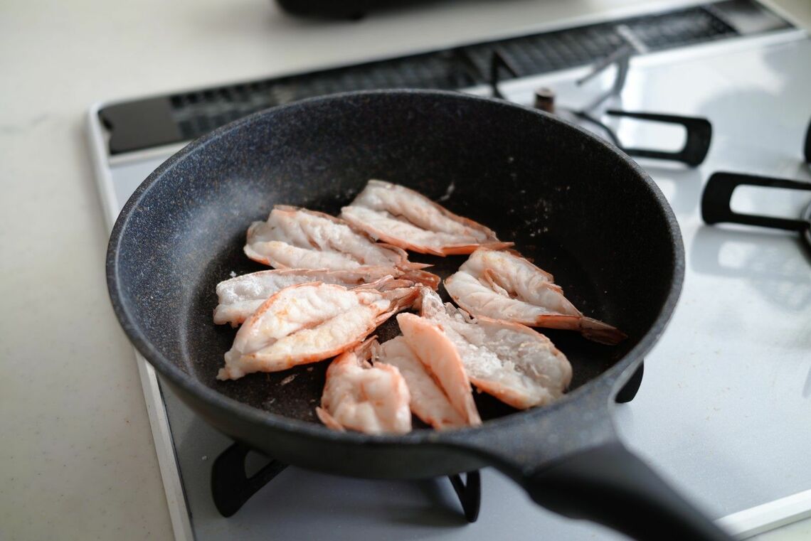 殻をよく焼いているエビ