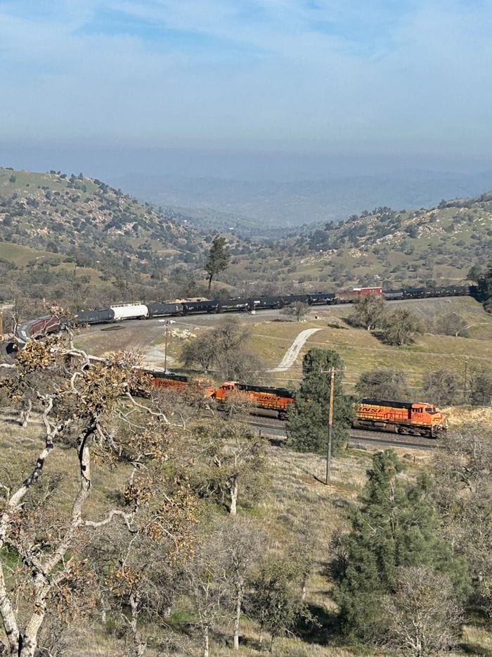 1876年に完成した1.17kmのループ線「テハチャピループ」を行く長大の貨物列車（筆者撮影）