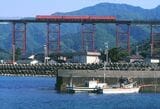 山陰本線余部鉄橋を渡るキハ40系の普通列車（撮影：南正時）