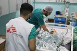 シファ病院で患者を診るMSFのスタッフ