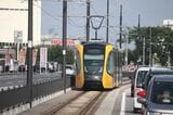 ゆいの杜の併用軌道を走る電車（筆者撮影）