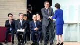 石破首相と握手