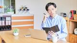 スケジュールに悩む男性
